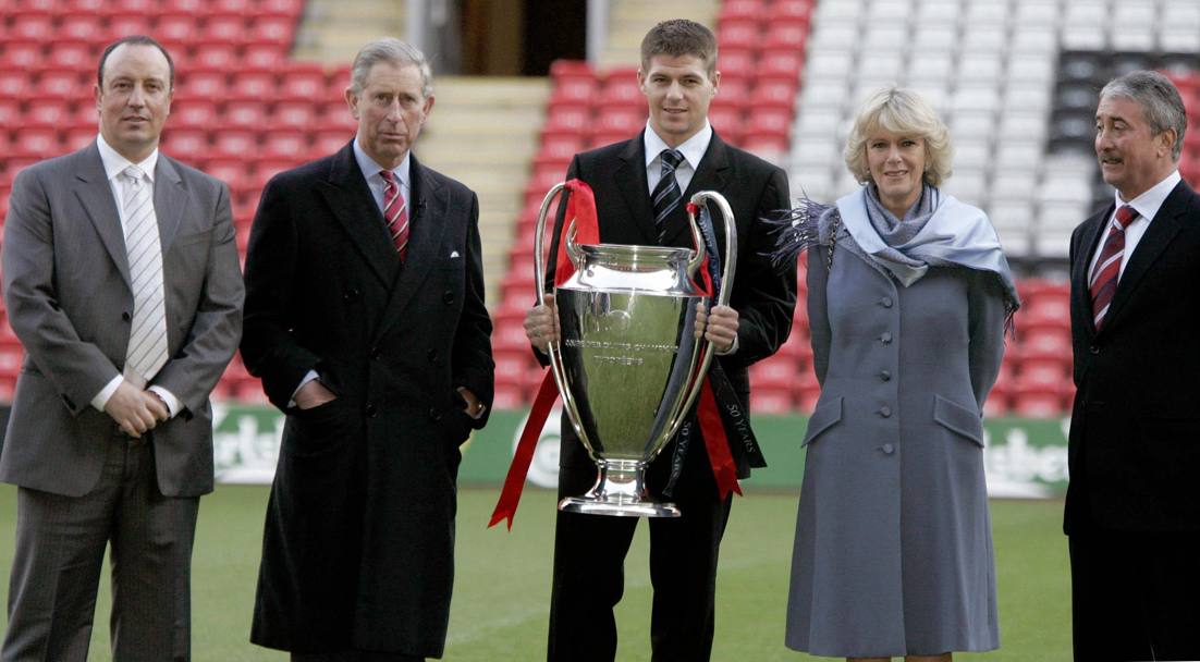 18 Novembre 2005. Il capitano del Liverpool Steven Gerrard posa con il trofeo Champions insieme al principe Carlo, la consorte Camilla e l’allenatore Rafael Beniter (Reuters)